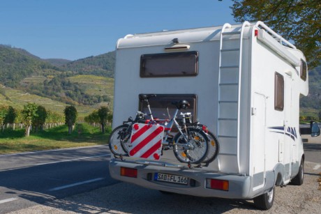Wohnmobil auf Parkplatz in der Natur